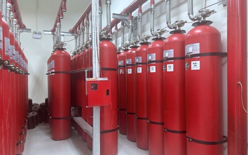 Cán bộ kỹ thuật thực hành thao tác tủ điều khiển và vận hành hệ thống PCCC khí tại dự án BCA